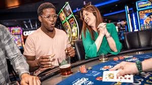 Antarmuka permainan langsung data sidney dengan tampilan meja dealer blackjack dan roulette
